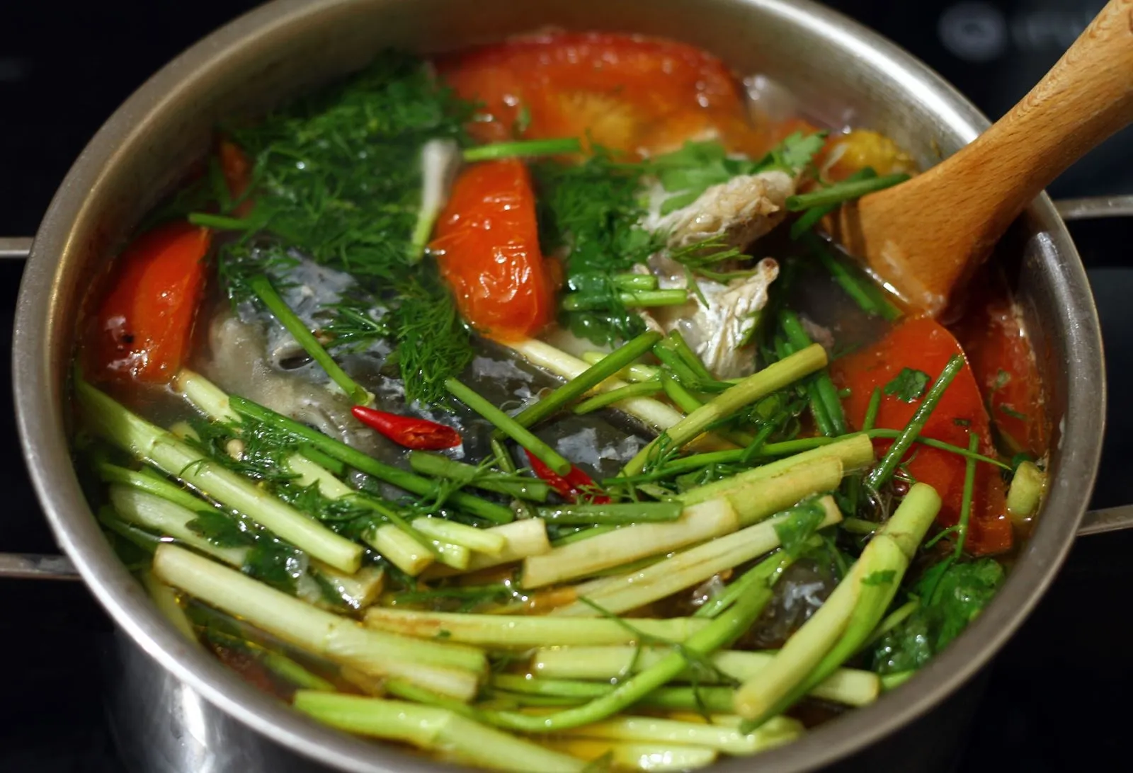 Bát canh rau cần nấu cà chua thanh đạm bổ dưỡng cho gia đình