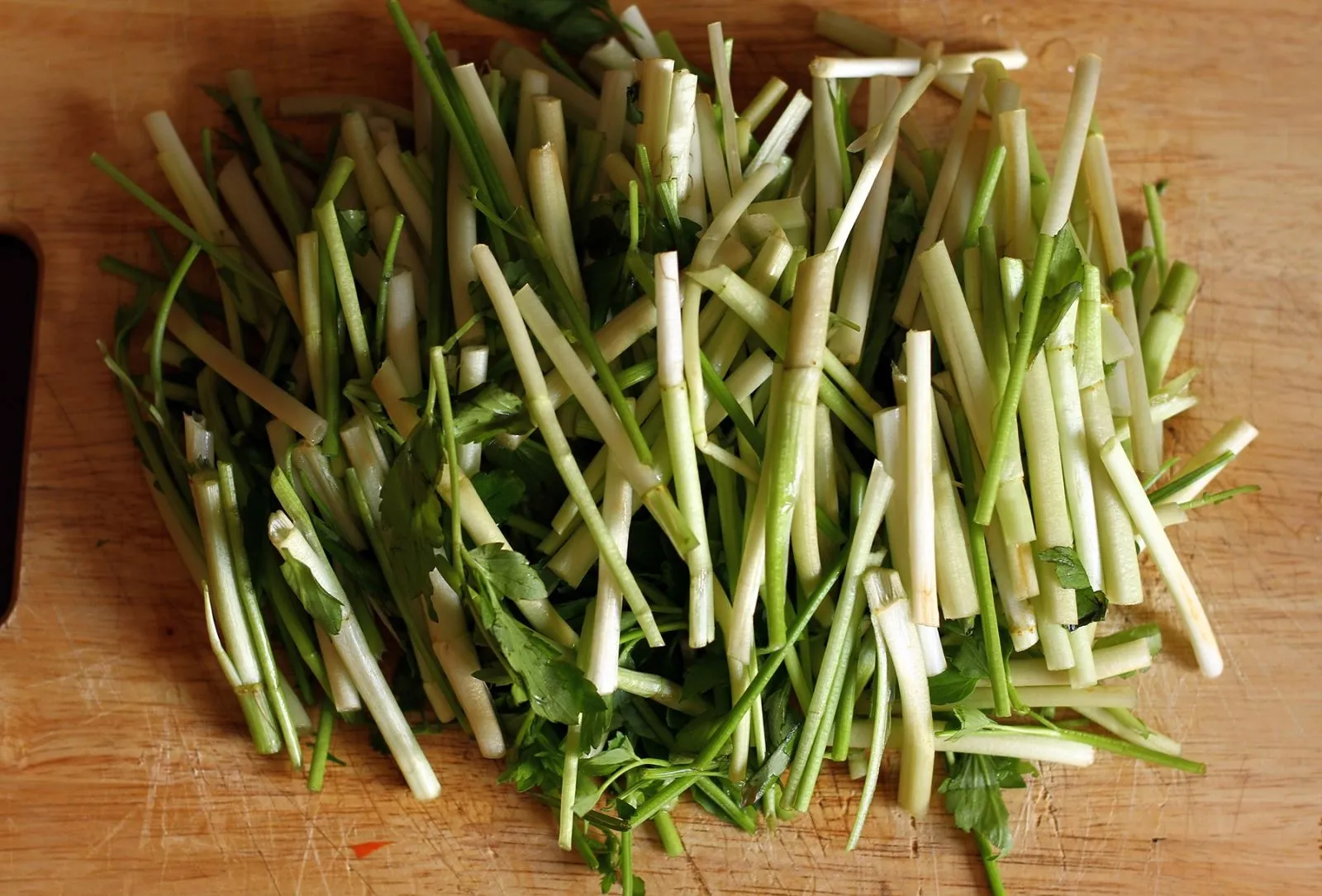 Rau cần được cắt khúc vừa ăn và ngâm nước muối loãng