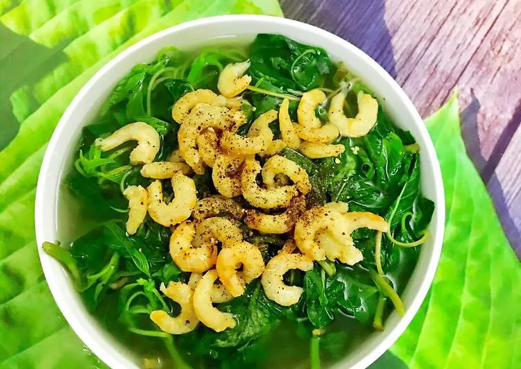 Canh rau dền nấu tôm khô hoặc thịt nạc giúp bổ sung đạm và sắt