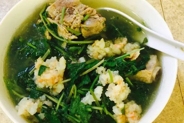 Thành phẩm canh rau má nấu tôm thanh ngọt tự nhiên.