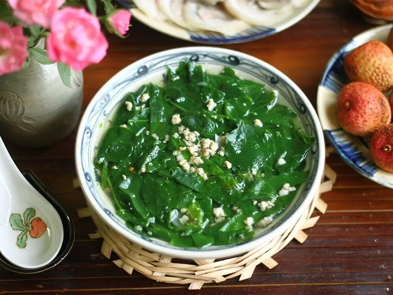 Canh rau ngót nấu với nước luộc gà và thịt băm thơm ngon
