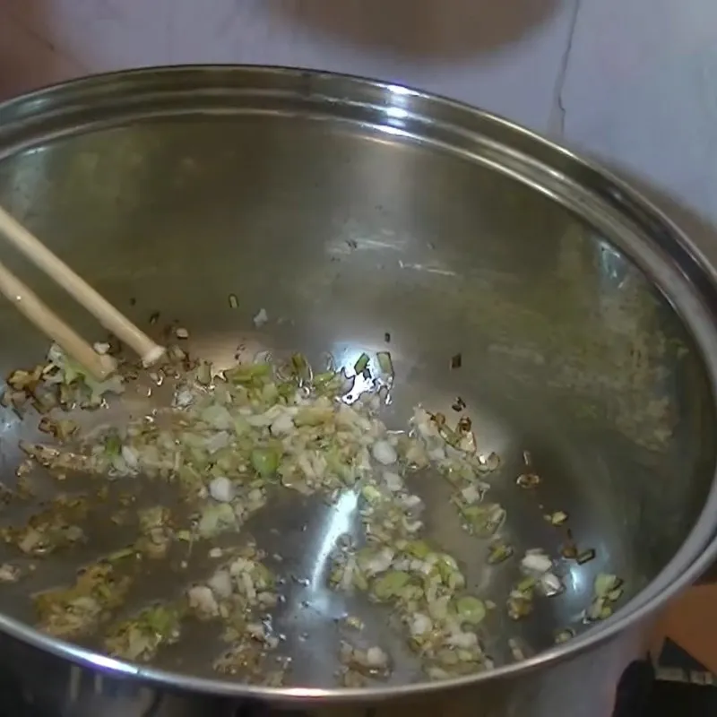 Công đoạn xào cà chua để tạo màu sắc hấp dẫn cho món canh