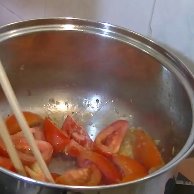 Cà chua được xào kỹ giúp nước dùng có vị chua thanh tự nhiên