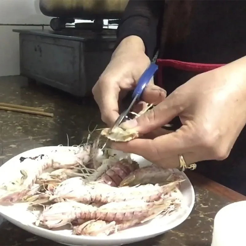 Sơ chế bề bề bóc vỏ chuẩn bị nấu canh rau ngót