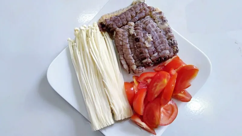 Nguyên liệu nấu canh chua bề bề gồm cà chua nấm kim châm