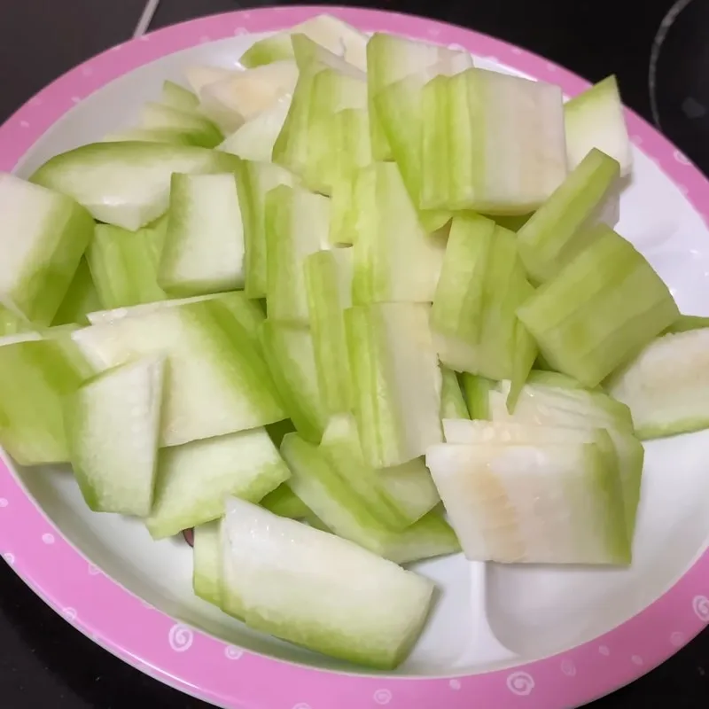 Thái bí xanh miếng vừa ăn để nấu canh cùng bề bề