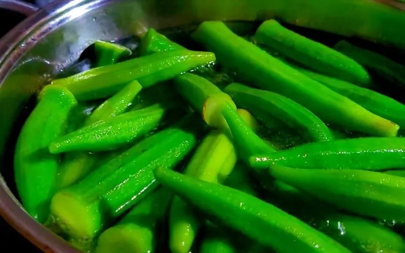 Mẹo nấu canh đậu bắp không bị nhớt