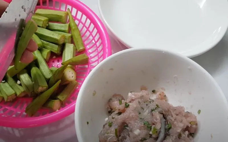 Ướp và nhồi chả cá