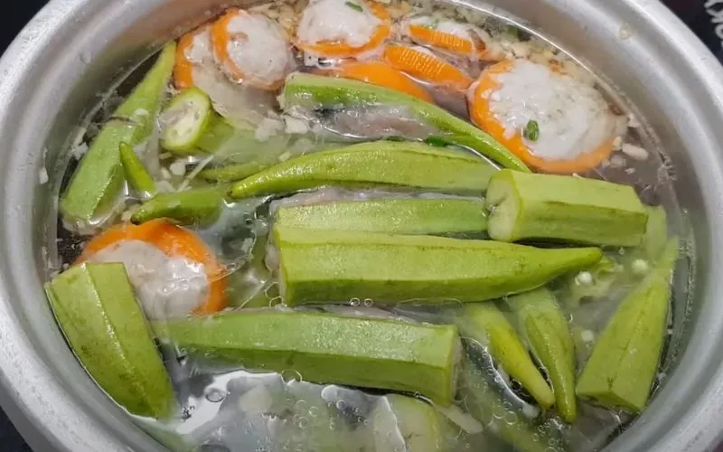 Nấu canh đậu bắp cà rốt nhồi chả cá thác lác