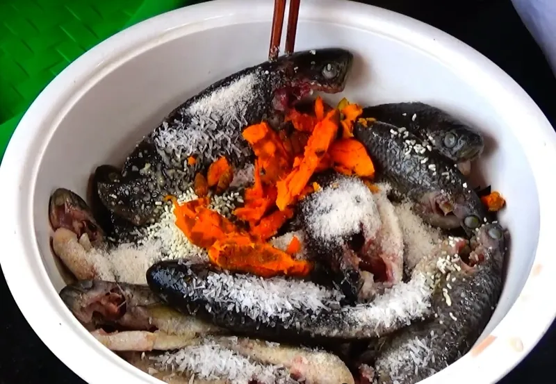 Ướp cá rô với nghệ và gia vị