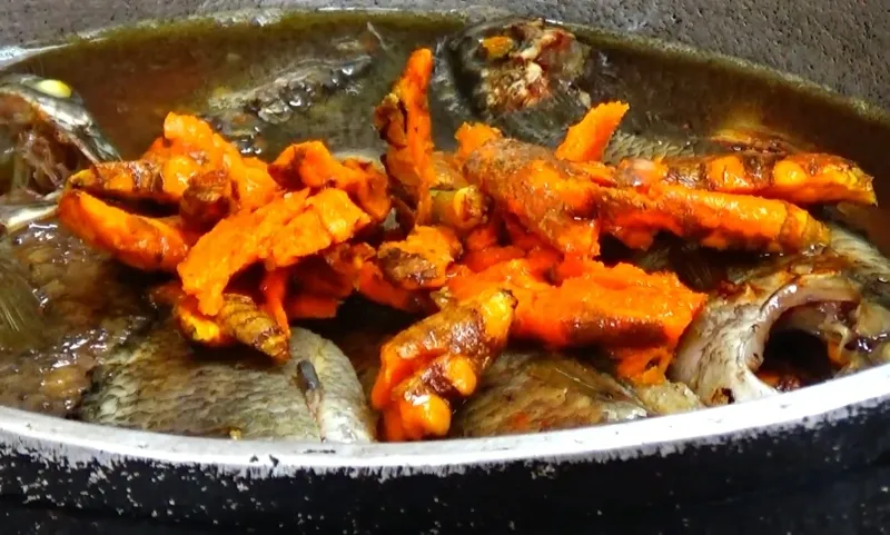 Món cá rô kho nghệ đã hoàn thành, có màu vàng ươm hấp dẫn