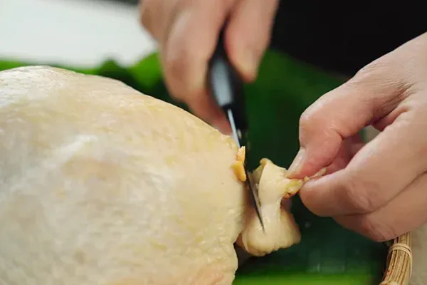 Sơ chế gà, loại bỏ túi dầu ở phao câu