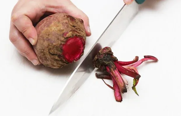 Công đoạn sơ chế củ cải đỏ sạch sẽ trước khi nấu