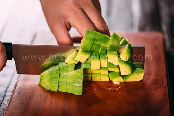 Cắt nhỏ bơ trước khi xay