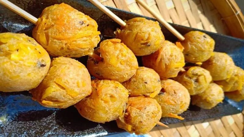 Cá viên chiên thập cẩm nóng hổi chấm tương ớt