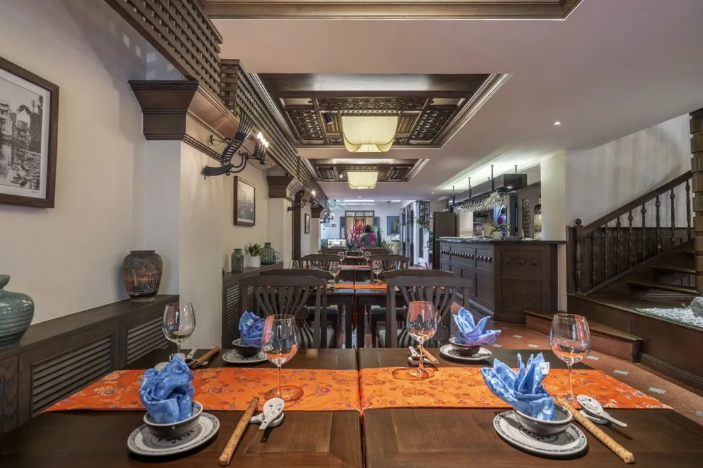 Lối dẫn vào nhà hàng