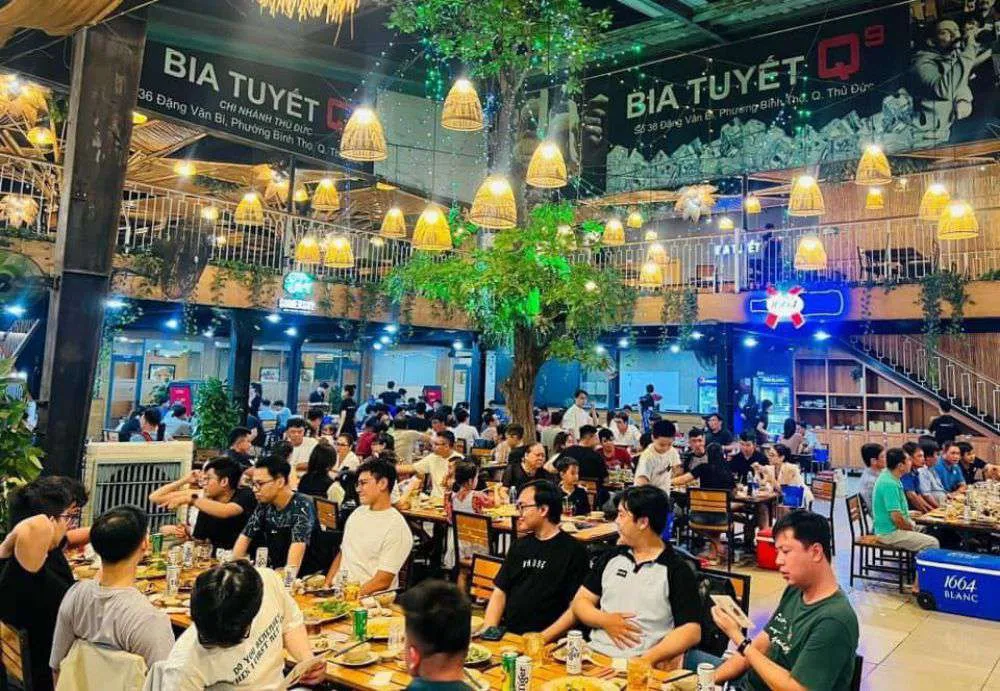 Thưởng thức bia lạnh tại Bia Tuyết Q9