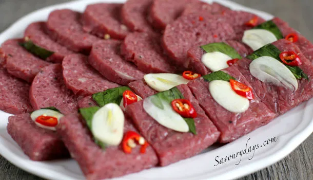 Chuẩn bị nguyên liệu làm nem chua với thịt heo tươi và bì sợi