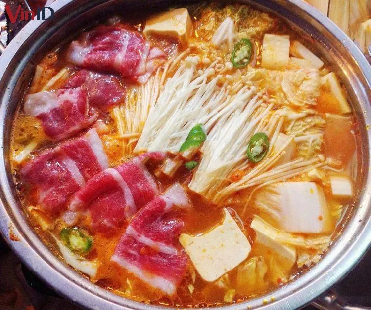 Thành phẩm lẩu kim chi thịt bò đậm đà và béo ngậy