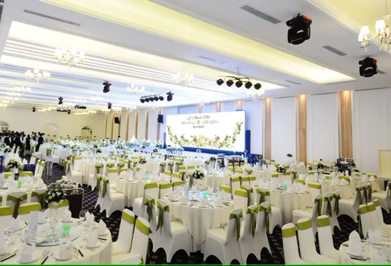 Phối cảnh sảnh tiệc trang nhã với ánh sáng ấm cúng tại nhà hàng Bạch Kim