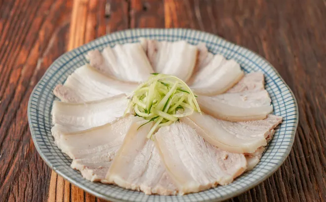 Đĩa thịt heo luộc được thái đẹp mắt