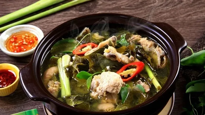 Cách nấu canh gà ngon với lá giang chua thanh đậm đà