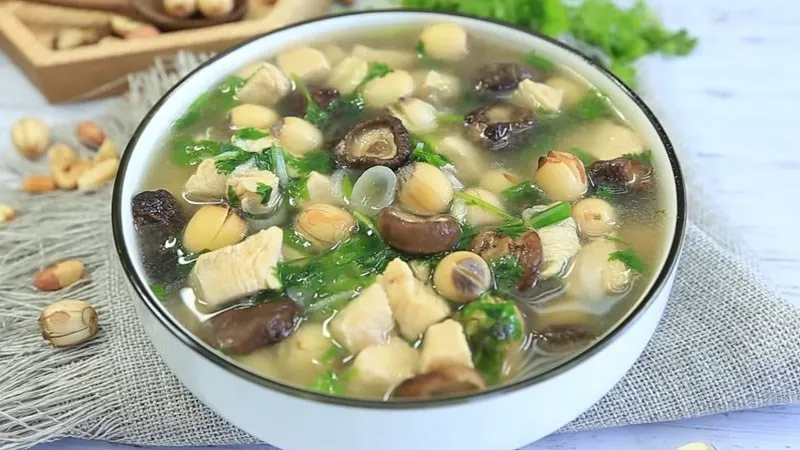 Cách nấu canh gà ngon với hạt sen giúp ngủ ngon