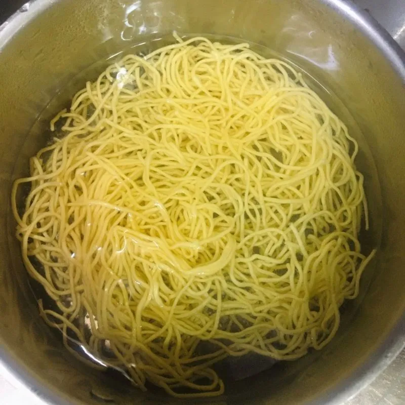 Luộc mì trứng trong nước sôi đạt độ chín tái