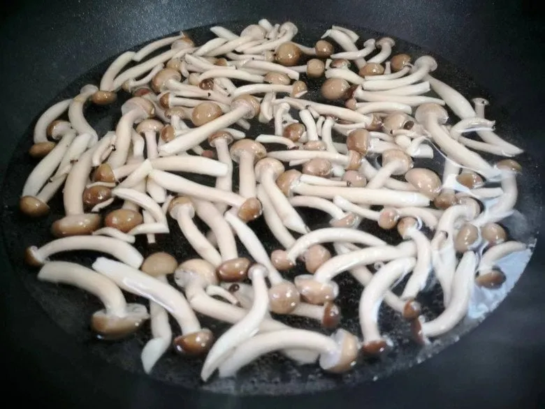 Chần nấm trong nước muối sôi 30-40 giây giúp giữ độ giòn