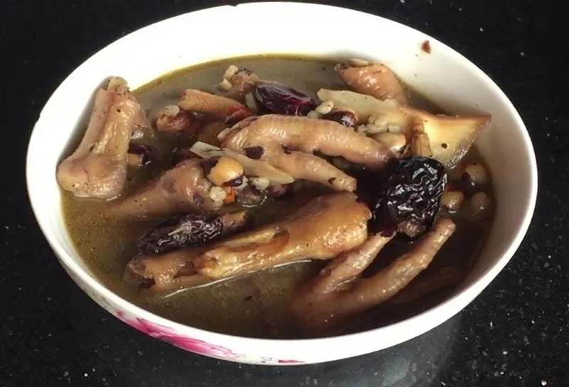 Chân gà nấu canh hầm thuốc bắc bổ dưỡng cho người suy nhược