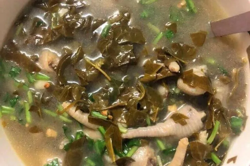 Vị chua nhẹ của lá giang hòa quyện cùng chân gà giòn sần sật