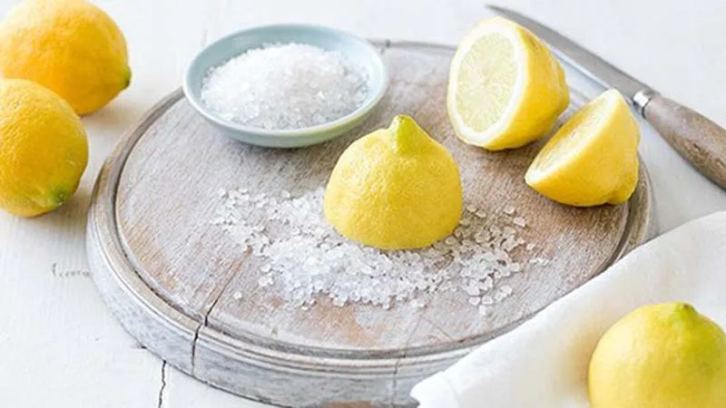 Hỗn hợp đường và chanh đang được nấu để làm sáp wax đường chanh