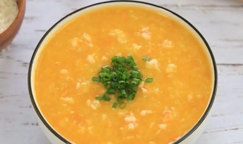 Cháo cá chép bí đỏ ngọt tự nhiên, bé ăn ngon miệng