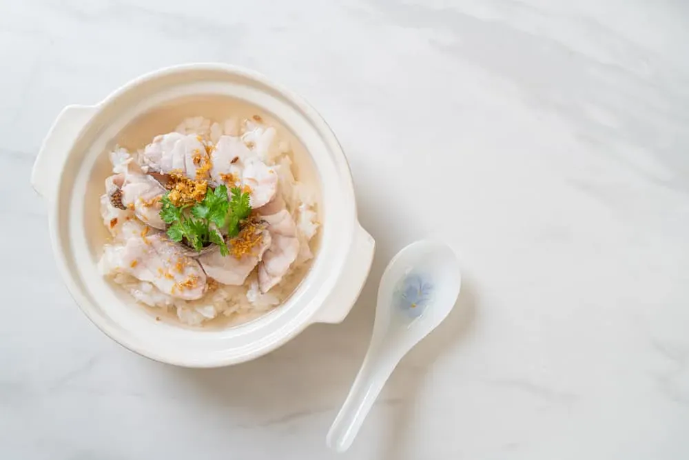 Minh họa món cháo cá diêu hồng nấu theo phong cách truyền thống cho trẻ nhỏ