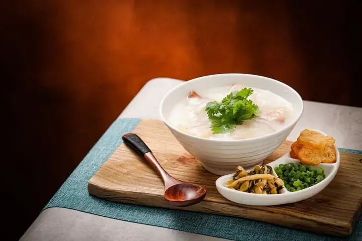 Tô cháo cá diêu hồng cà rốt màu sắc bắt mắt kích thích trẻ ăn ngon