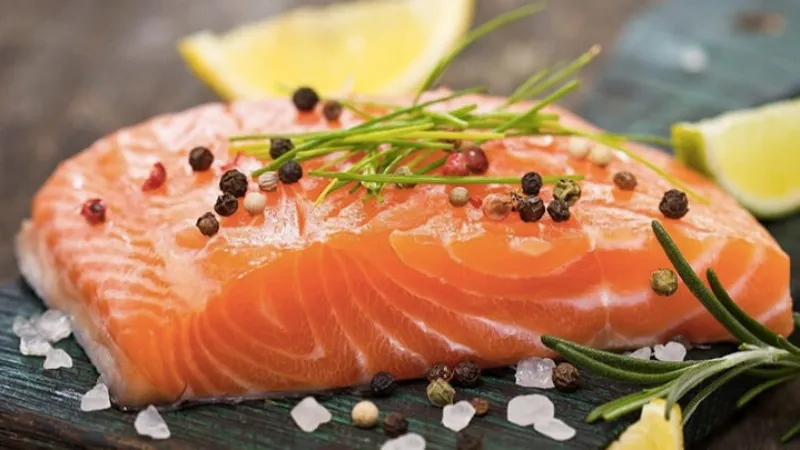 Hình ảnh miếng thịt cá hồi tươi ngon chứa nhiều dưỡng chất tốt cho bé