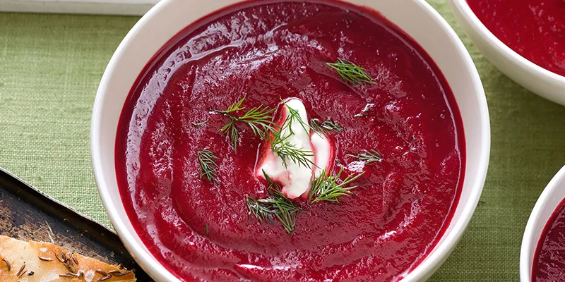 Cháo cá hồi nấu cùng củ dền mang lại màu sắc rực rỡ và bổ sung sắt