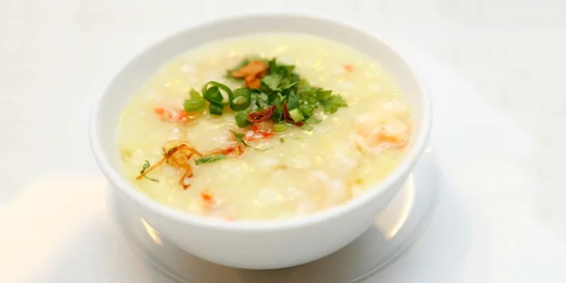 Bát cháo cá hồi đậu xanh thanh mát giúp trẻ tiêu hóa tốt và ngủ ngon