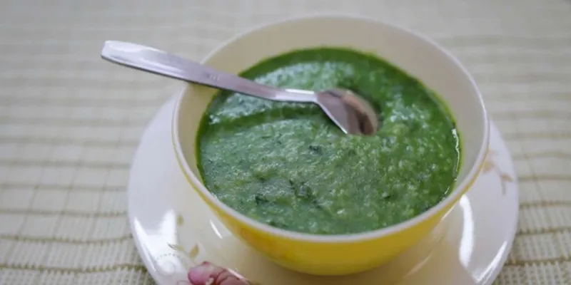 Cháo cá hồi nấu rau mồng tơi giúp bé nhuận tràng và cung cấp canxi