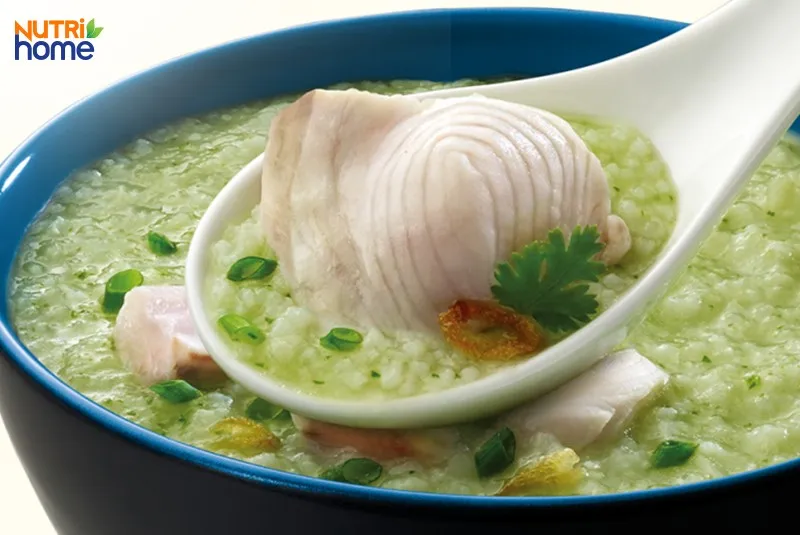 Bát cháo cá lóc cải bó xôi sánh mịn giàu sắt và omega-3