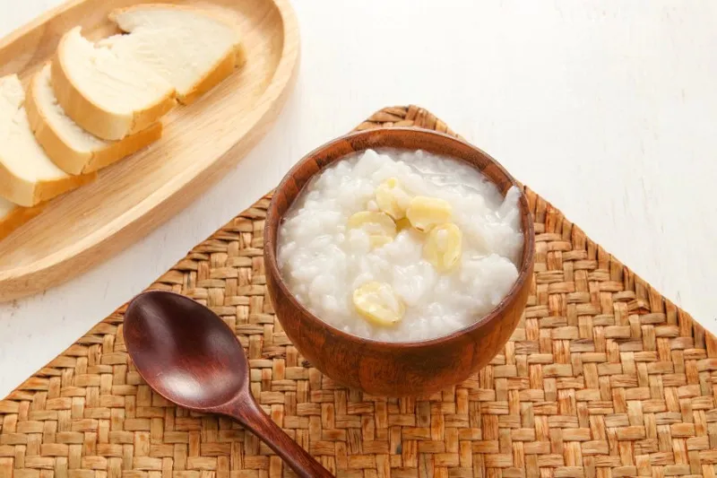 Hầm sườn non cùng hạt sen giúp món cháo có vị ngọt tự nhiên và chứa nhiều dinh dưỡng