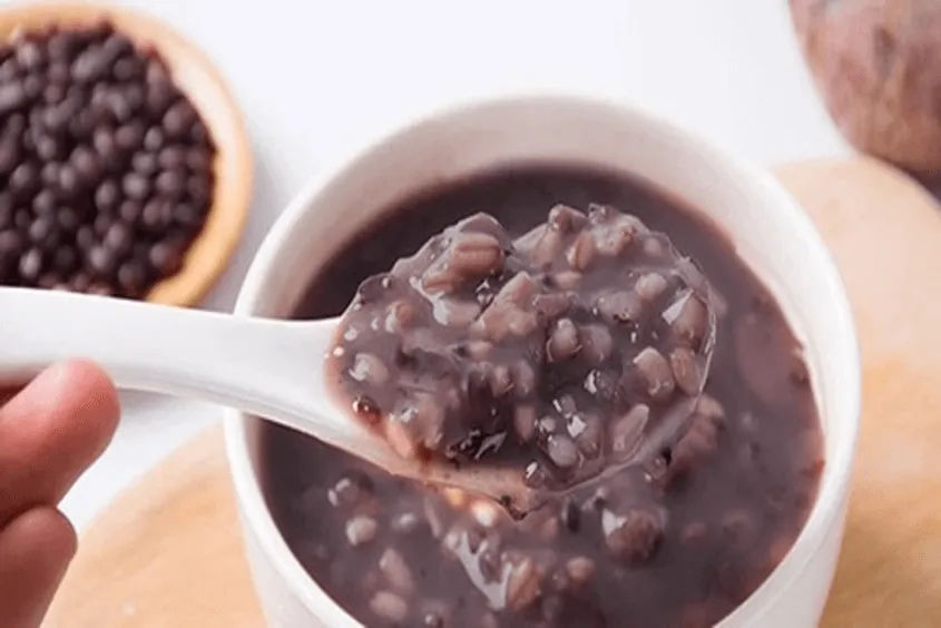 Cháo đậu đen cho bé nấu sườn non là món ăn giàu dinh dưỡng