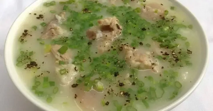 Nấu cháo đậu xanh với tôm tươi mang lại hương vị thơm ngon hấp dẫn