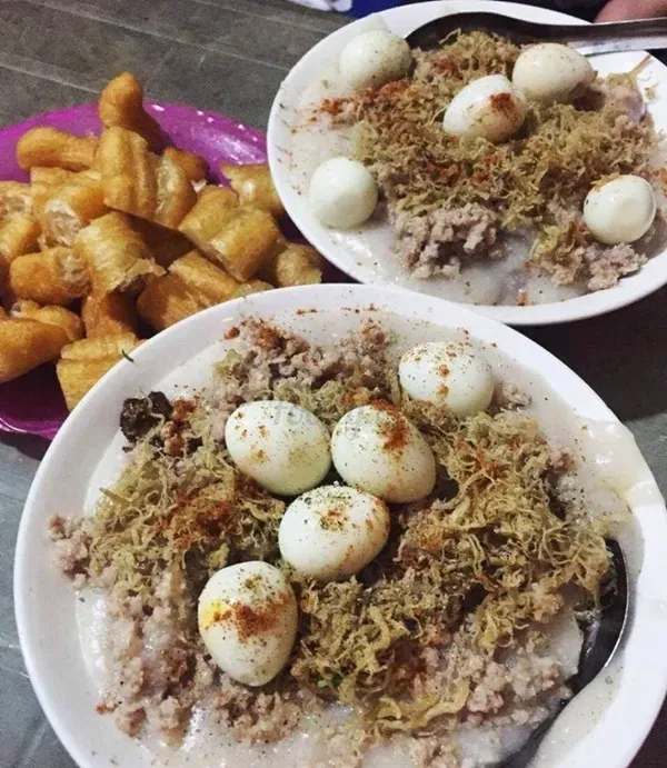 Cháo được phục vụ trong một chiếc bát trắng, một món ăn đêm ấm áp và dễ chịu