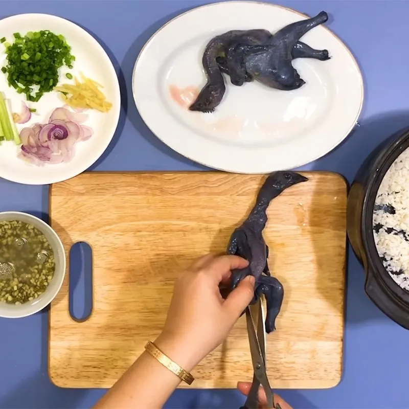 Sơ chế gà ác để nấu cháo