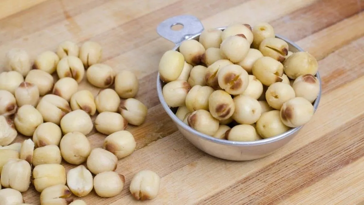 Chuẩn bị hạt sen và đậu xanh