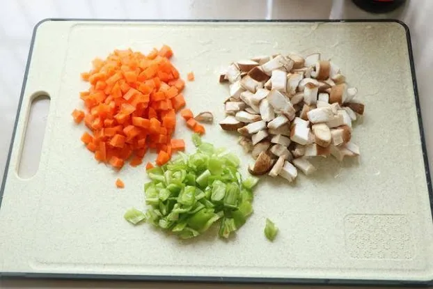 Sơ chế cà rốt và nấm cho cháo bé