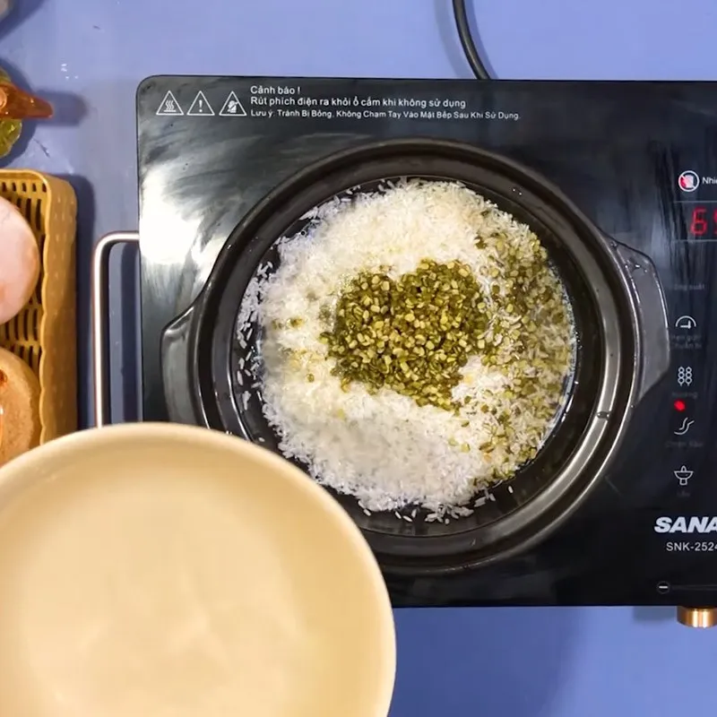 Nấu cháo gà ác trong nồi đất để giữ nhiệt