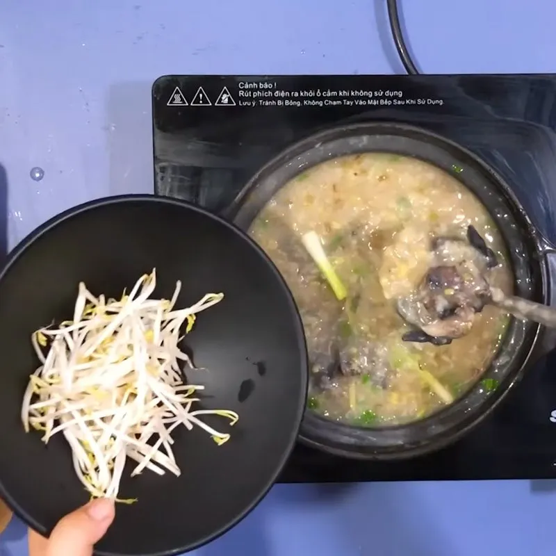 Hoàn thành bát cháo gà ác đậu xanh bổ dưỡng