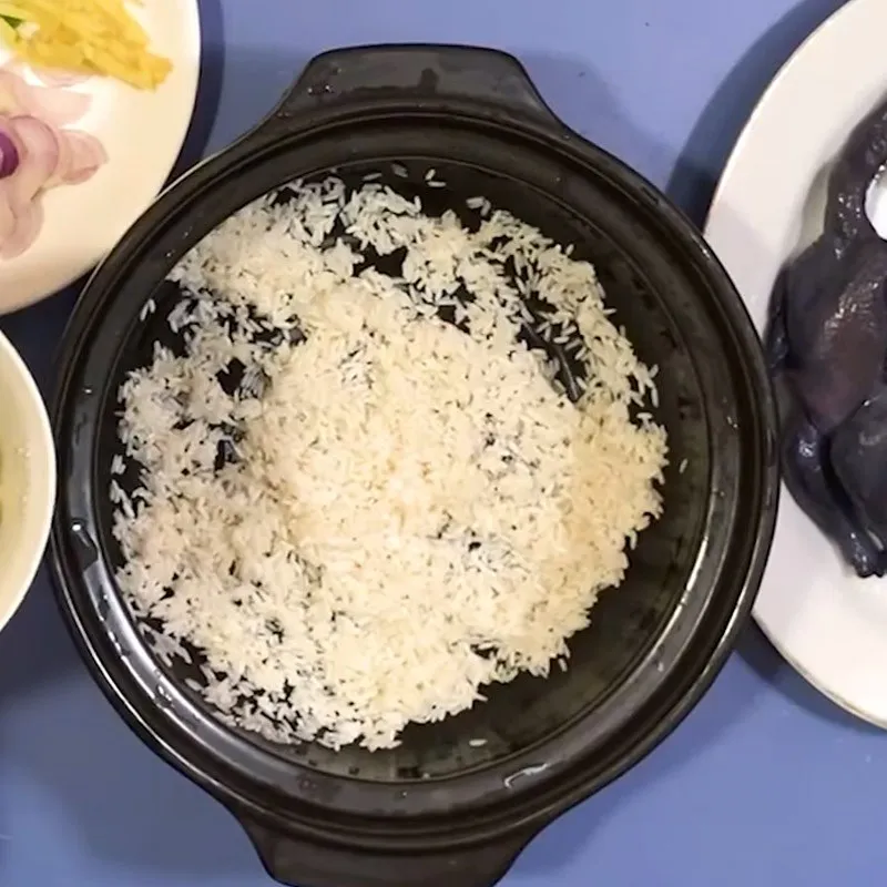 Chuẩn bị gạo và đậu xanh để hầm cháo nhừ